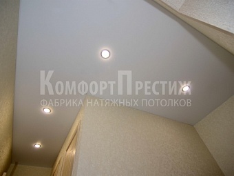 Матовые натяжные потолки для прихожей 14